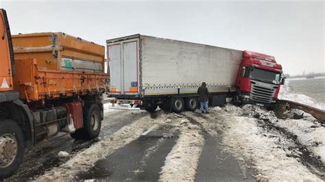 Ninsorile încep să creeze probleme în judeţ Două drumuri sunt blocate