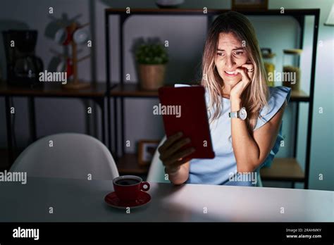 Mujer Hispana Joven Usando Touchpad Sentado En La Mesa En La Noche