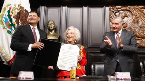 Recibe Elena Poniatowska Medalla Belisario Dom Nguez