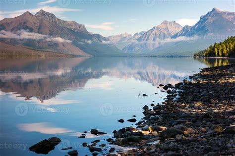 View of Lake McDonald in Montana 6586435 Stock Photo at Vecteezy