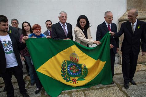 Em meio ao caos a família imperial brasileira sonha em voltar a reinar