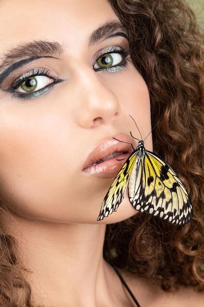 Hermosa Mujer Joven Con Piel Perfecta Y Maquillaje Amarillo Brillante