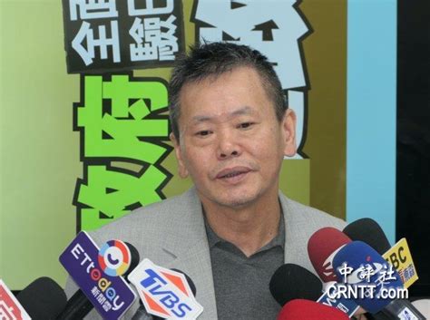 郭董四处拜访蓝大咖 蓝委：他会守不选承诺