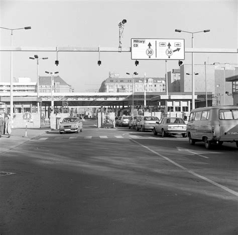 DDR Fotoarchiv Berlin Der Grenzübergang Checkpoint Charlie durch