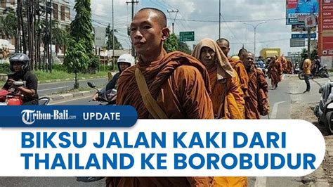 Puluhan Biksu Jalan Kaki Dari Thailand Ke Candi Borobudur Istirahat