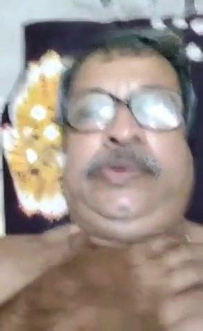 Ayah Beruang Tua Gay India Menunjukkan Tubuh Berbulu Penuh XHamster