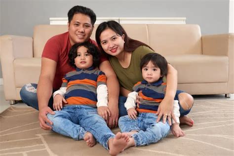 Filipino family Stock Photos, Royalty Free Filipino family Images | Depositphotos