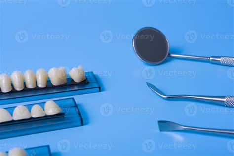 Modelo De Dentes Com Ferramentas Dentárias Em Fundo Azul 5326327 Foto De Stock No Vecteezy