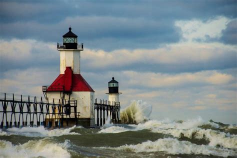 21 BEAUTIFUL Michigan Lighthouses To Visit One Day