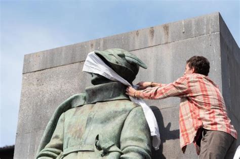 Giornata Della Terra A Torino Gli Attivisti Per Il Clima Bendano Le