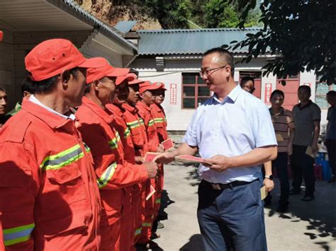 南华县人大常委会党组书记、主任何文育同志一行到一街乡开展夏日送清凉活动 南华县人民政府