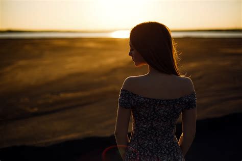 Sfondi tramonto vestito indietro donne all aperto spalle nude profondità di campo