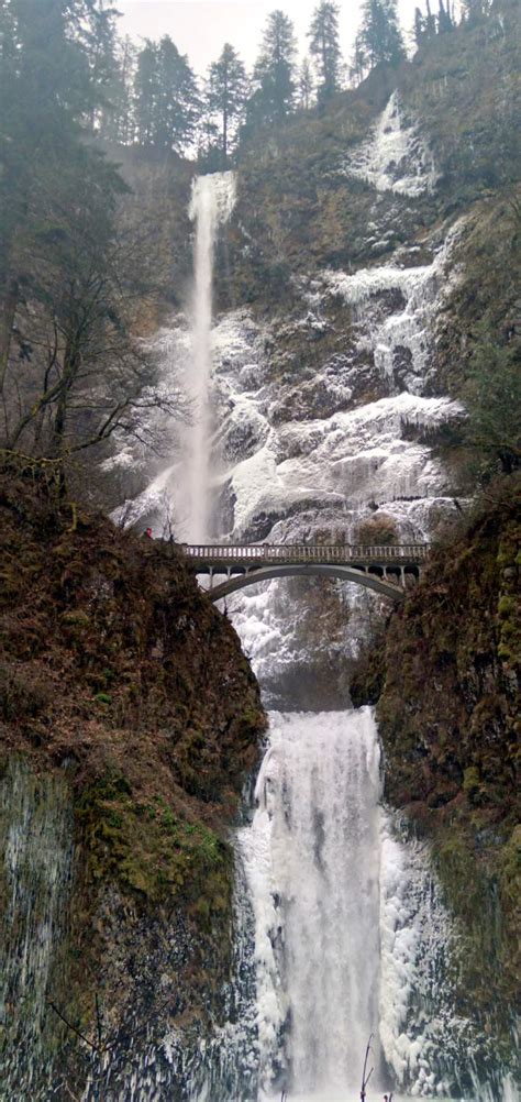 Solve Multnomah Falls Winter jigsaw puzzle online with 72 pieces