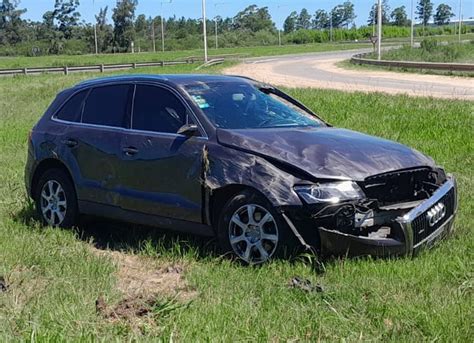 Destrozó su auto al chocar contra el guardarraíl en la rotonda de