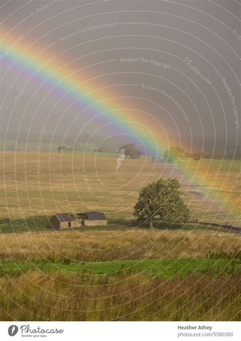 Regenbogen Ber Einem Verfallenen Geb Ude In Northumberland Uk