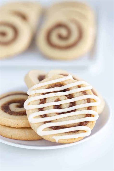 Cinnamon Roll Cookies - Cookie Dough and Oven Mitt