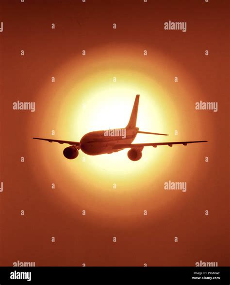 Flugzeug Passagiermaschine In Der Abendsonne Stock Photo Alamy