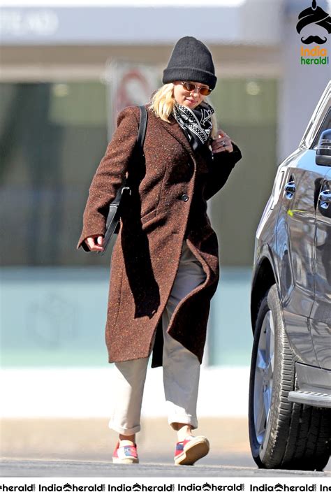 Scarlett Johansson caught by Paparazzi as she does grocery