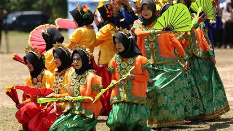 12 Tarian Sulawesi Selatan Penjelasan Properti Dan Gambarnya