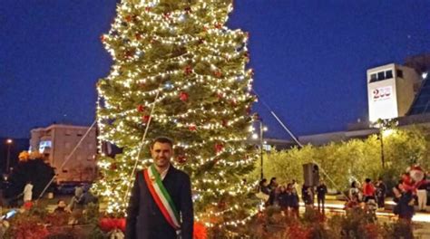 Piazza Aldo Moro Acceso L Albero Di Natale Per Segnare L Inizio Delle