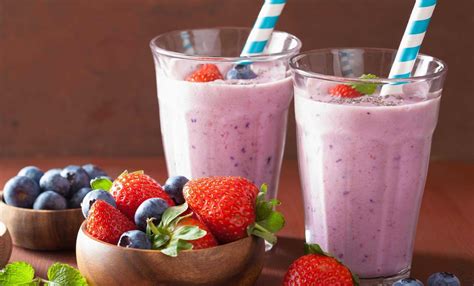 Batido De Prote Na Con Fresas Ar Ndanos Y Bebida De Almendras