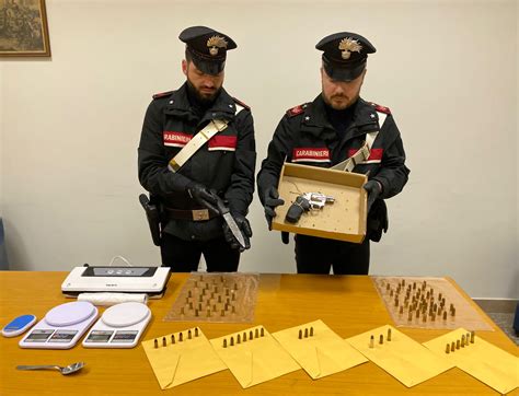 EUR Le Munizioni E Larma Sequestrata Dai Carabinieri 1