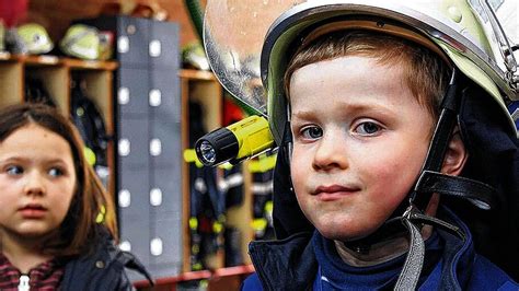 Versbacher Buben Und Mädchen Zu Besuch Bei Der Feuerwehr