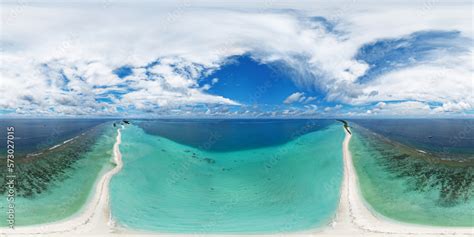 Zdjęcie Stock: Panoramic view of one of the atolls in the Maldives from a bird's eye view. A ...