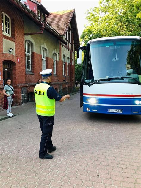 Goleniowscy policjanci w trosce o bezpieczną podróż nowogardzkich