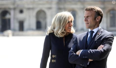 Emmanuel Et Brigitte Macron Couple Soud Et Solennel Pour Une Vir E