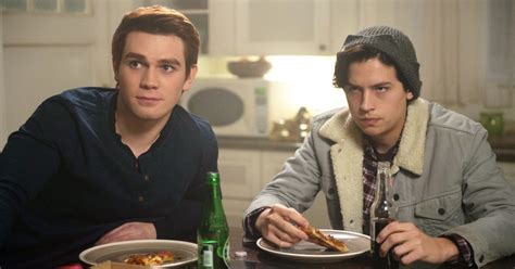 Cole Sprouses Jughead To Feature Heavily In New Riverdale Episodes Teen Vogue