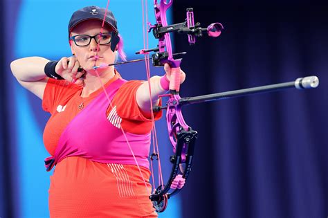 Pregnant Jodie Grinham clinches para-archery bronze against British