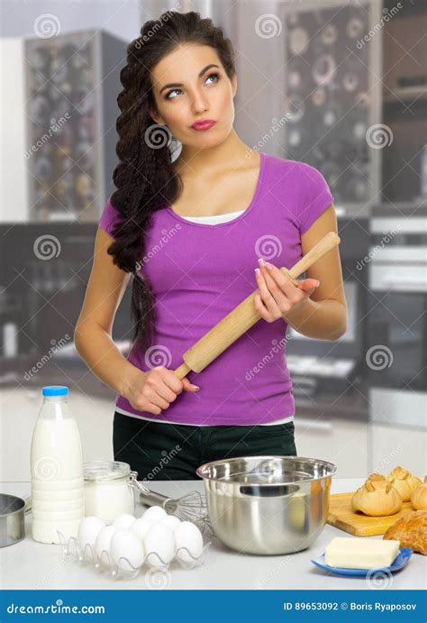 Cocinar A La Mujer En La Cocina Foto De Archivo Imagen De Interior Casero 89653092