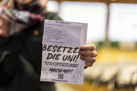 Klima Aktivisten Beenden Besetzung Mit Demo An Duisburger Uni