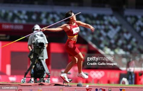 Female Javelin Thrower Stock Fotos Und Bilder Getty Images