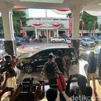 Geledah Kantor Biro Kesra Jatim Kpk Bawa Satu Koper Warna Merah