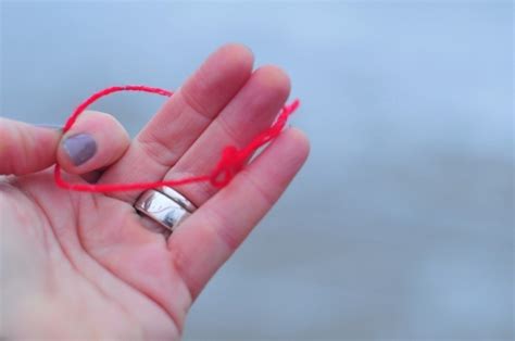 Conoce el verdadero significado del hilo rojo en la muñeca P T ONLINE