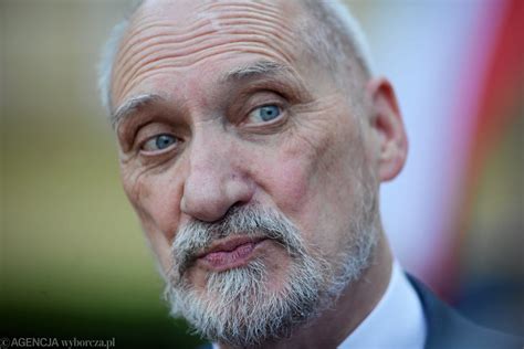 Za chwilę raport ws podkomisji smoleńskiej Macierewicz grzmi