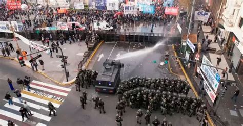 Disturbios En El Congreso Violento Enfrentamiento Entre La Policía Y