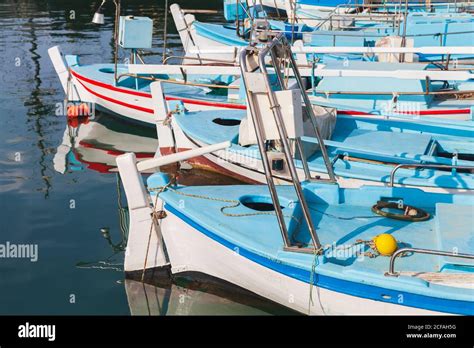 Los barcos de pesca tradicionales griegos de madera azul blanco están