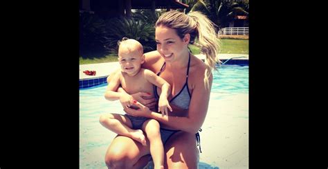 Foto Filho de Neymar Davi Lucca curte piscina a mãe Carolina