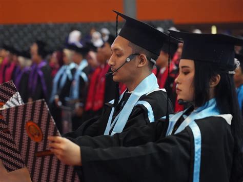 Wisuda Periode Ke 122 Universitas Negeri Malang UM 00024 Universitas