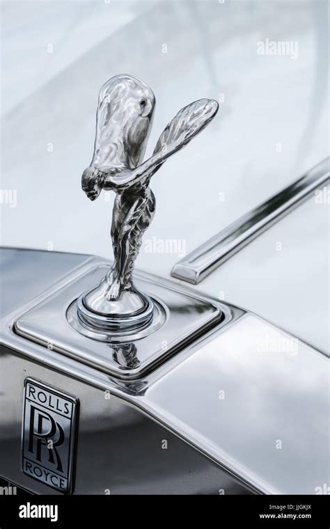 Rolls royce emblem hi-res stock photography and images - Alamy