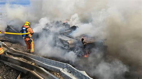 Muere El Conductor De Un Cami N Frigor Fico Tras Volcar E Incendiarse