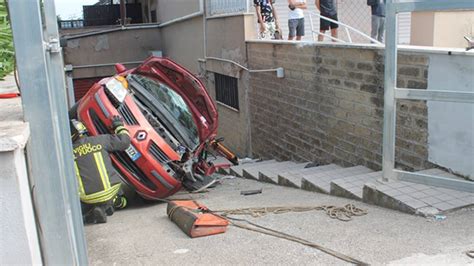 Incidente Grave Ad Ardea Auto Precipita In Garage