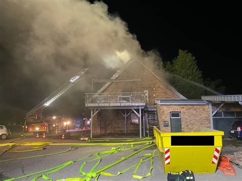 Feuer in Alpen Dachstuhl brennt aus Bewohner können sich retten