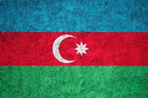 Bandeira Do Azerbaijão Pintada Na Parede Rachada Do Grunge Foto Premium