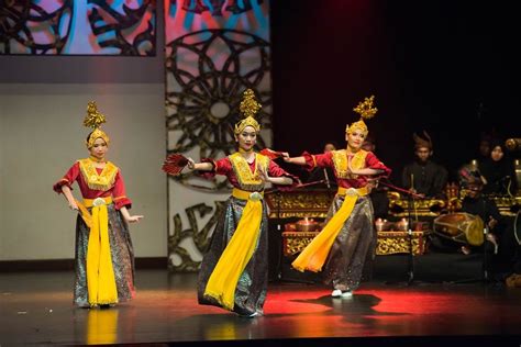 Tarian Joget Gamelan Kunang-Kunang Mabuk | Pahang, Royal outfits, Malaysia