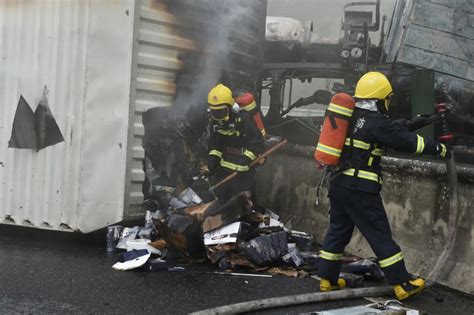 巴中境内大货车高速行驶爆胎后侧翻 百万快递烧成灰烬！ 澎湃号·媒体 澎湃新闻 The Paper