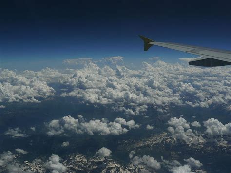 Vuelo Avión Volar Arriba Nubes por encima de las nubes montañas